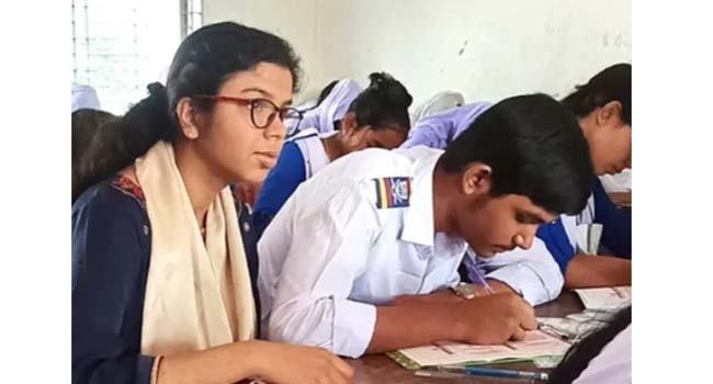 অদম্য নাজিফা এসএসসি পরীক্ষা দিচ্ছে অন্যের সাহায্যে