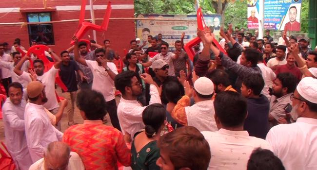 নাটোরে জেলা আ’লীগের কার্যালয়ে দু’পক্ষের সংঘর্ষ