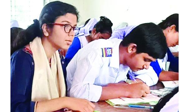অদম্য নাজিফা এসএসসি পরীক্ষা দিচ্ছে অন্যের সাহায্যে