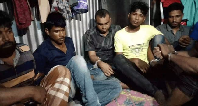 দৌলতদিয়ায় গরু ব্যাপারির ট্রলারে ডাকাতি : অস্ত্র ও টাকাসহ গ্রেফতার ৭