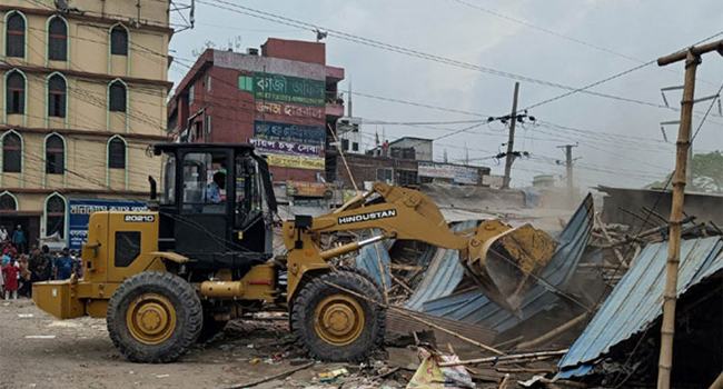 সিদ্ধিরগঞ্জে সওজের অভিযান, শতাধিক অবৈধ বাস কাউন্টার উচ্ছেদ