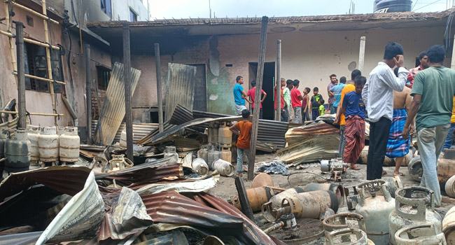 আশুলিয়ায় গ্যাস সিলিন্ডার গোডাউনে বিস্ফোরণ : বাড়িঘরে আগুন