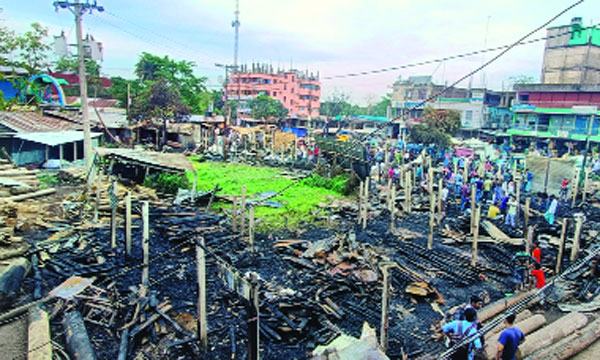 মিরসরাইয়ে আগুনে পুড়ল ২৫ দোকান