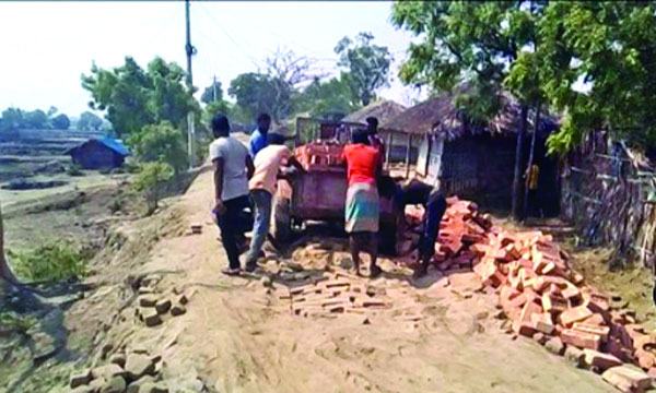 পাইকগাছার সোলাদানা চৌরাস্তা-সোনাখালী সড়ক বেহাল