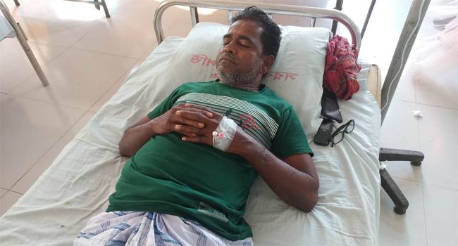 রাস্তা নির্মাণ করতে গিয়ে মার খেয়ে হাসপাতালে ইউপি সদস্য