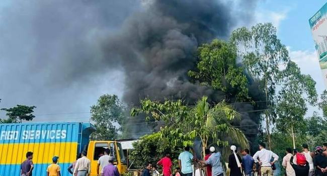 মিরসরাইয়ে আগুনে পুড়ল গাড়ি মেরামতের কারখানা