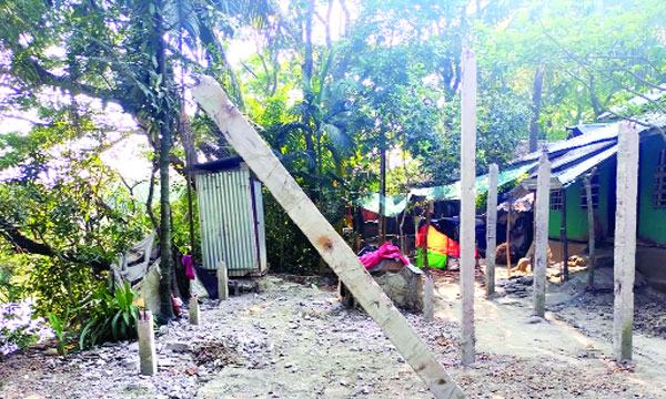 লালমোহনে সরকারি আবাসনের ঘর ভাঙাড়ি মালামাল হিসেবে বিক্রি!