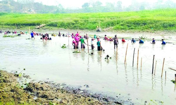 শুকিয়ে গেছে কাপ্তাই হ্রদ