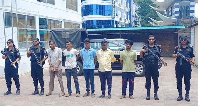 টেকনাফে পাহাড়ে অভিযান : আরসা নেতা ছালেহসহ ৬ ডাকাত গ্রেফতার