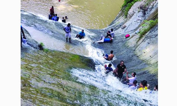 পাহাড়ি ঝরনায় এসে পথ হারাচ্ছেন পর্যটকরা