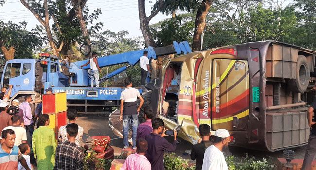 ঝালকাঠিতে বাস উল্টে আহত ২০, হেল্পারের পা বিচ্ছিন্ন