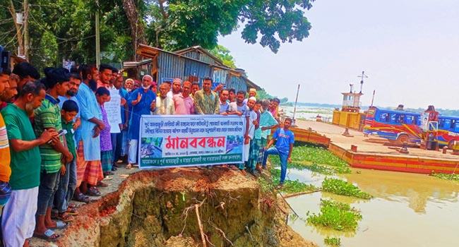 কাউখালীতে নদীভাঙন রোধের দাবিতে মানববন্ধন