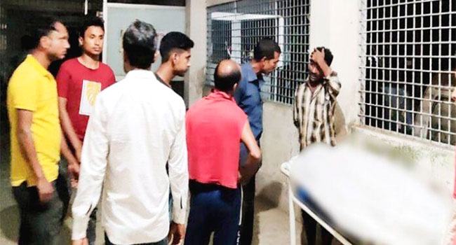 পোষা হাতির আক্রমনে প্রাণ গেল মাহুত রাসেলের