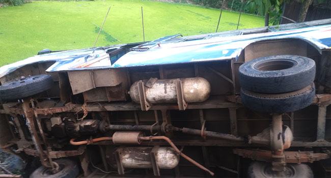 মৌলভীবাজারে নিয়ন্ত্রণ হারিয়ে বাস খাদে, আহত ৪০
