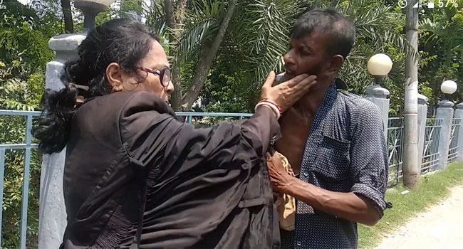 রিকশাচালককে নারী আইনজীবীর মারধর নিয়ে ব্যাপক সমালোচনা