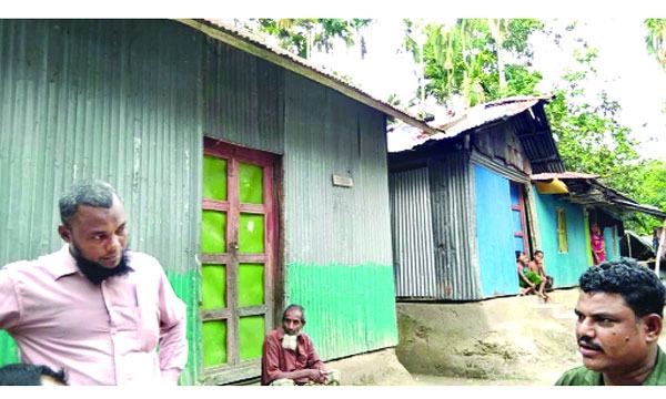 লালমোহনে বাবার বসতভিটা উদ্ধারে দ্বারে দ্বারে ঘুরছেন সন্তানরা!