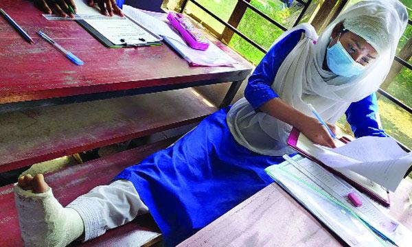 ভাঙা পা নিয়ে এসএসসি পরীক্ষা দিচ্ছে লাজুক