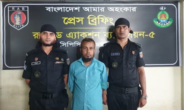 মহাদেবপুরে ৩০০ পিছ টাপেন্টাডল ট্যাবলেটসহ যুবক আটক