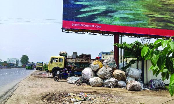 বারইয়ারহাটে সড়ক ঘেঁষে স্ক্র্যাপ-লোহার জঞ্জাল