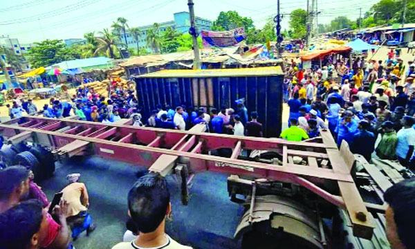চট্টগ্রামে চলন্ত লরি থেকে কনটেইনার পড়ে বাবা-ছেলে নিহত