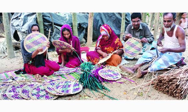 তীব্র তাপদাহে কদর বেড়েছে চন্দনাইশের হাতপাখার