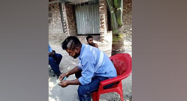 পুঠিয়ায় পল্লীবিদ্যুৎ অফিসের কর্মচারীর ঘুষ গ্রহণের ভিডিও ভাইরাল