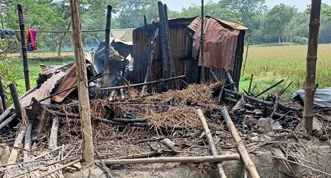 মামলায় হেরে নিজ ঘরে আগুন দিয়ে বাদিকে ফাঁসানোর চেষ্টার অভিযোগ