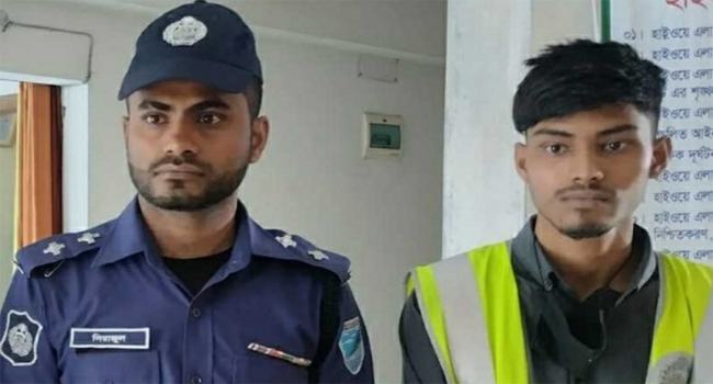 রাজবাড়ীতে পুলিশের পোশাক পরে চাঁদাবাজি, আটক ২ ভুয়া পুলিশ
