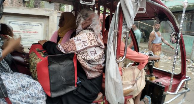 আশ্রয়কেন্দ্রে ছুটছে কক্সবাজারের মানুষ