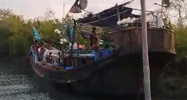 ঘূর্ণিঝড় মোখার আতঙ্কে সুন্দরবনের খালে নিরাপদে ফিশিংবোট
