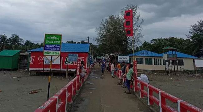 সেন্ট মার্টিনের সব হোটেল এখন আশ্রয়কেন্দ্র, তিল ধারণের জায়গা নেই
