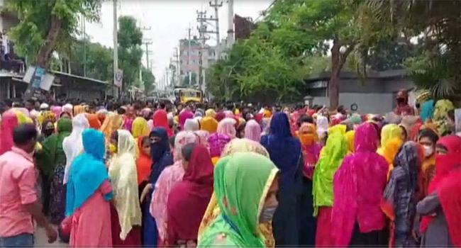 গাজীপুরে বকেয়া পরিশোধের দাবিতে পোশাকশ্রমিকের সড়ক অবরোধ