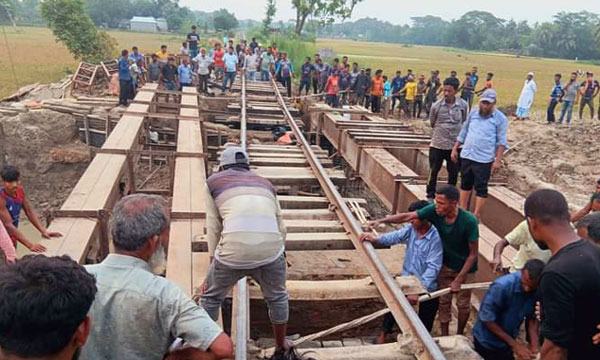 ঢাকা-ময়মনসিংহ রেলপথে সাড়ে ৪ ঘণ্টা ট্রেন বন্ধ