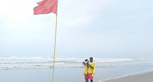 কক্সবাজারে মোখার প্রভাব পড়তে শুরু করেছে