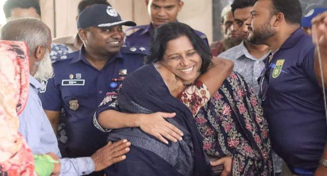 ঝালকাঠিতে আশ্রয়কেন্দ্রে গিয়ে খোঁজ নিচ্ছেন জেলা প্রশাসক ও পুলিশ সুপার