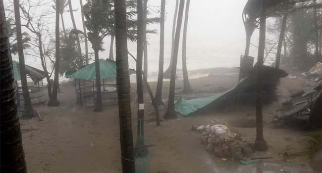 বাংলাদেশ ও মিয়ানমার উপকূল অতিক্রম করছে ঘূর্ণিঝড় ‘মোখা’