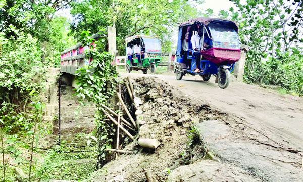 নাগরপুরে জোড়াতালির সেতুতে ঝুঁকি নিয়ে পারাপার
