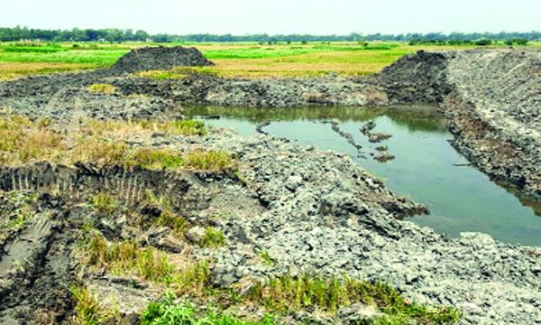 সিরাজদিখানে সরকারি জায়গা দখল করে ভরাট ও মাটি বিক্রি