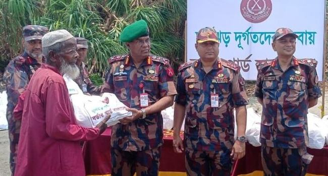 ঘূর্ণিঝড় মোখায় ক্ষতিগ্রস্ত অসহায় মানুষের পাশে বিজিবি মহাপরিচালক