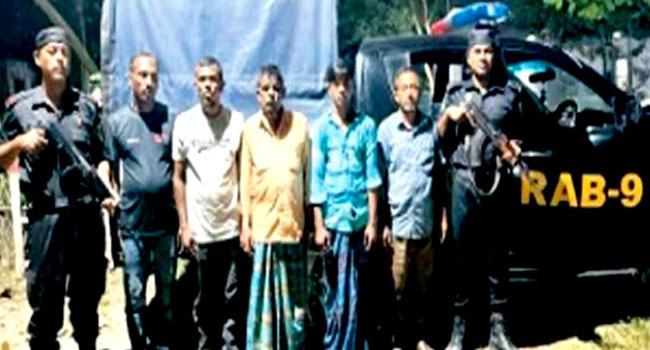 শায়েস্তাগঞ্জে ২ লাখ টাকার চোরাই কাঠসহ আটক ৫