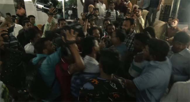 বরিশালে আ’লীগ-ছাত্রলীগের হাতাহাতি, ছবি তোলায় ৩০ সাংবাদিক অবরুদ্ধ