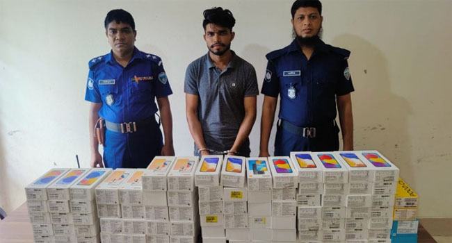 সোনাগাজীতে অবৈধ মোবাইলসহ যুবক গ্রেফতার