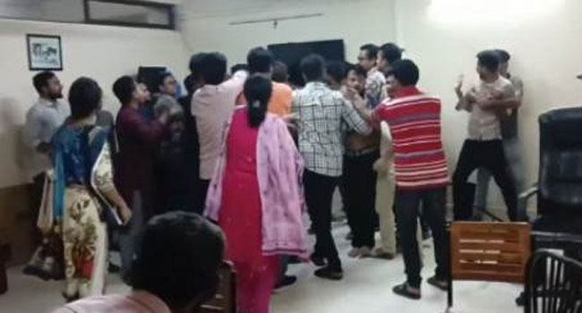 কুবিতে ভর্তি পরীক্ষার্থীদের জন্য বুথ বসানো নিয়ে ছাত্রলীগের হাতাহাতি