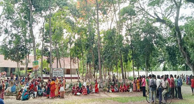 সাপ্তাহিক মজুরি কাটার প্রতিবাদে মৌলভীবাজারে চা শ্রমিকদের ধর্মঘট