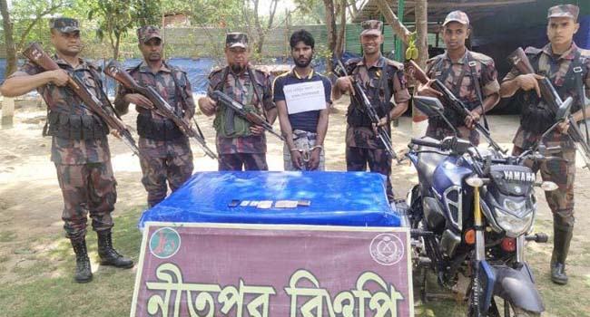 নওগাঁর নিতপুর সীমান্তে মাদক কারবারি আটক