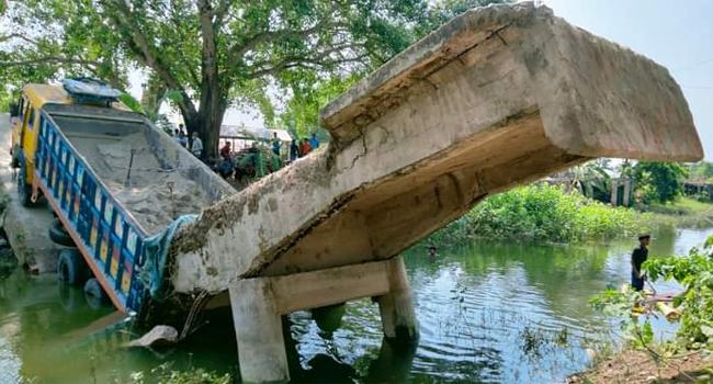 শৈলকুপায় ব্রিজ ভেঙে বালুর ট্রাক খালে, ২৫ গ্রামের মানুষের ভোগান্তি
