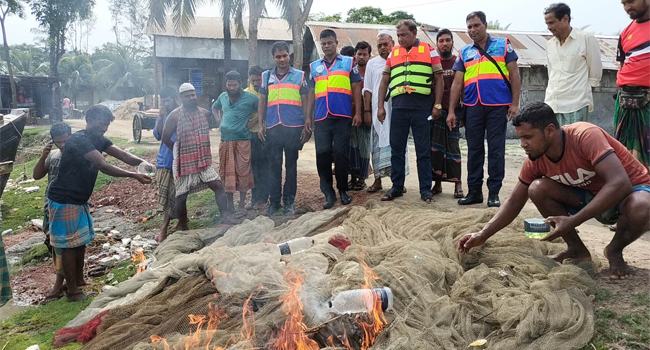 অবরোধের প্রথম দিনে কুয়াকাটায় দেড় লাখ মিটার বেহুন্দী জাল জব্দ