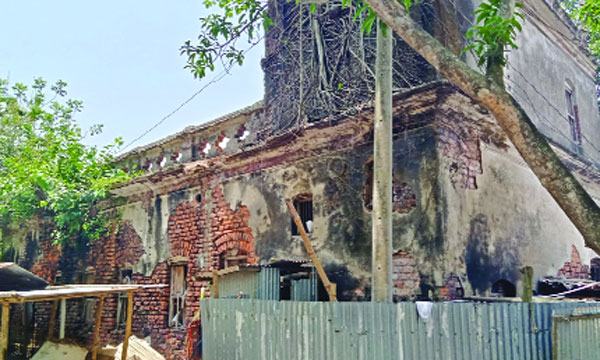 আটঘরিয়ার জমিদার বাড়ি দখলে মরিয়া প্রভাবশালীরা