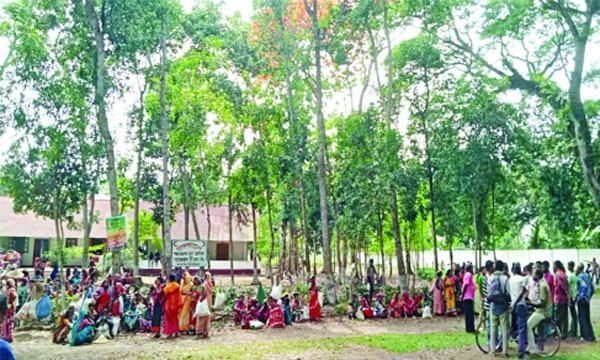 মজুরির টাকা কেটে নেয়ার প্রতিবাদে পাত্রখোলা চা বাগানে ধর্মঘট