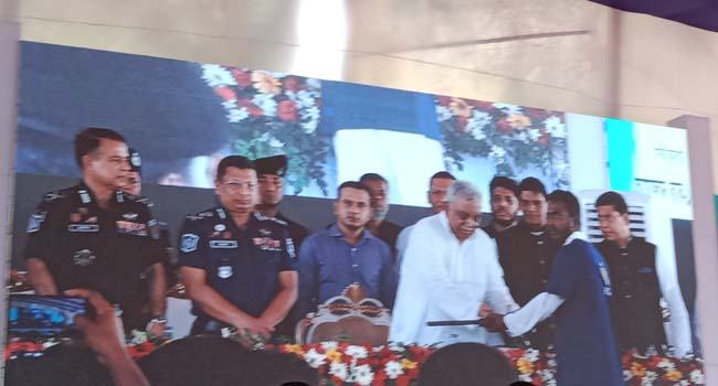 স্বরাষ্ট্রমন্ত্রীর কাছে ৩ শতাধিক চরমপন্থীর আত্মসমর্পণ